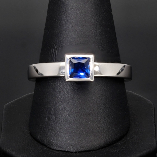Stilvoller Ring mit saphirblauen prinzessgeschliffenem Stein in Zargenfassung aus Sterling Silber 925 - RG ca. 60