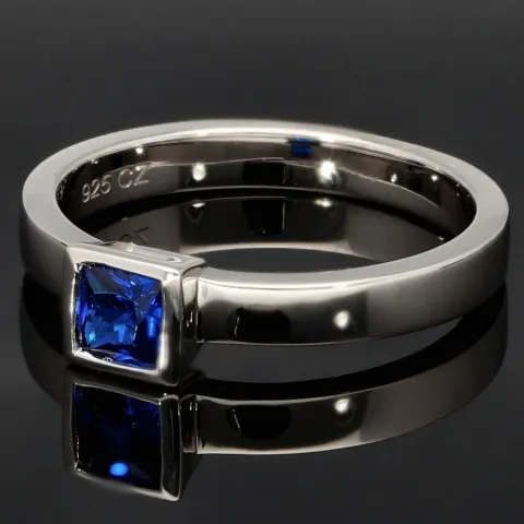Stilvoller Ring mit saphirblauen prinzessgeschliffenem Stein in Zargenfassung aus Sterling Silber 925 - RG ca. 60