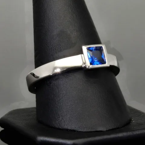 Stilvoller Ring mit saphirblauen prinzessgeschliffenem Stein in Zargenfassung aus Sterling Silber 925 - RG ca. 60