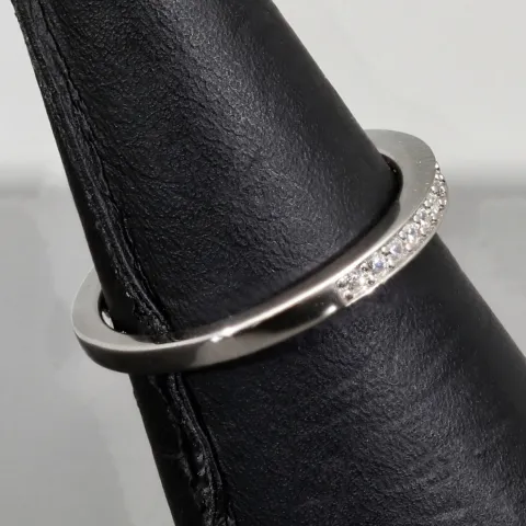 Ring aus 925 Sterling Silber in modernem Design mit feinem Zirkonia-Besatz (Diamantimitationen) - RG ca. 64