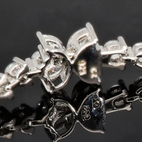 Schmetterling-Armband aus rhodiniertem 925er Sterling Silber mit 61 funkelnden Zirkoniasteinen im Brillantschliff (Diamantimitationen ca. 3,25 Karat gesamt) ca: 19cm