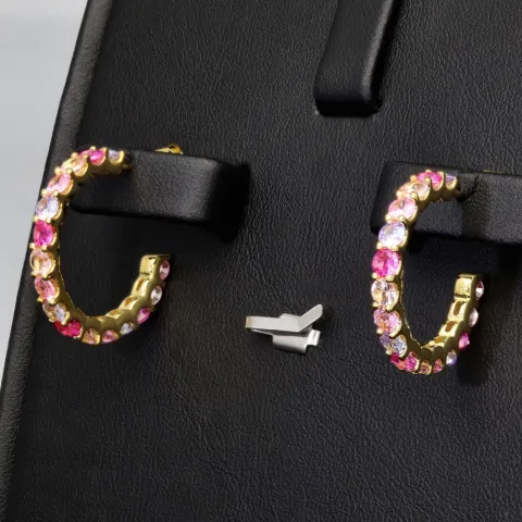 Zeitlos elegante Creolen aus vergoldetem 925 Sterling Silber mit 32 funkelnden Multicolor Zirkonia (Brillantschliff)