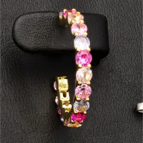 Zeitlos elegante Creolen aus vergoldetem 925 Sterling Silber mit 32 funkelnden Multicolor Zirkonia (Brillantschliff)