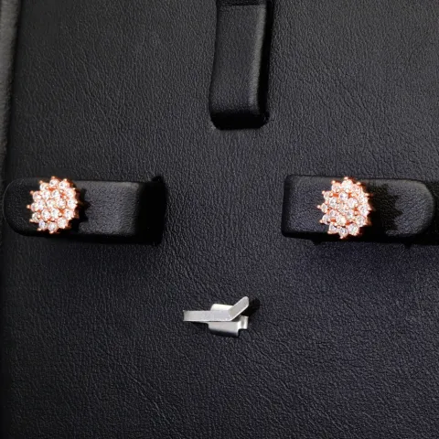 Rose vergoldete Ohrstecker mit leuchtenden Zirkonia (Diamant-Imitation-Steine, Brillantschliff) aus edlem 925er Silber
