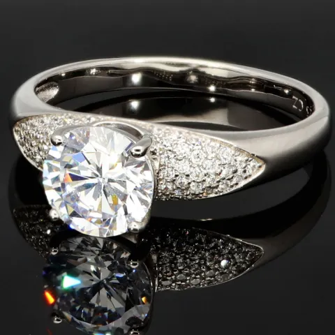 Edler Ring für Damen mit einem hochkarätigen Zirkonia im Brillantschliff (Diamantimitat) und vielen kleinen Zirkonia – 925er Sterling Silber, rhodiniert und poliert - RG ca. 63