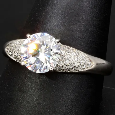 Edler Ring für Damen mit einem hochkarätigen Zirkonia im Brillantschliff (Diamantimitat) und vielen kleinen Zirkonia – 925er Sterling Silber, rhodiniert und poliert - RG ca. 63