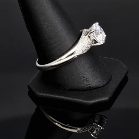 Edler Ring für Damen mit einem hochkarätigen Zirkonia im Brillantschliff (Diamantimitat) und vielen kleinen Zirkonia – 925er Sterling Silber, rhodiniert und poliert - RG ca. 63