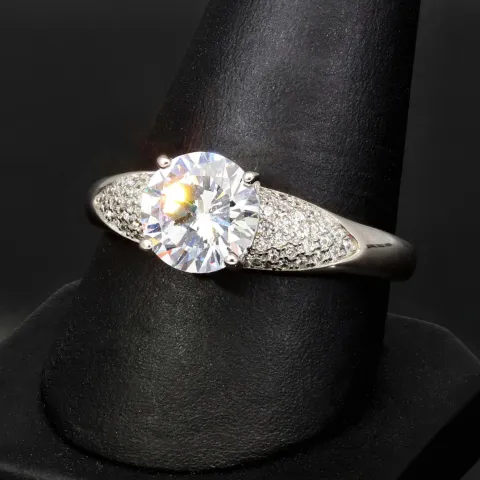 Edler Ring für Damen mit einem hochkarätigen Zirkonia im Brillantschliff (Diamantimitat) und vielen kleinen Zirkonia – 925er Sterling Silber, rhodiniert und poliert - RG ca. 63