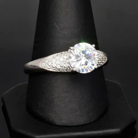 Edler Ring für Damen mit einem hochkarätigen Zirkonia im Brillantschliff (Diamantimitat) und vielen kleinen Zirkonia – 925er Sterling Silber, rhodiniert und poliert - RG ca. 63