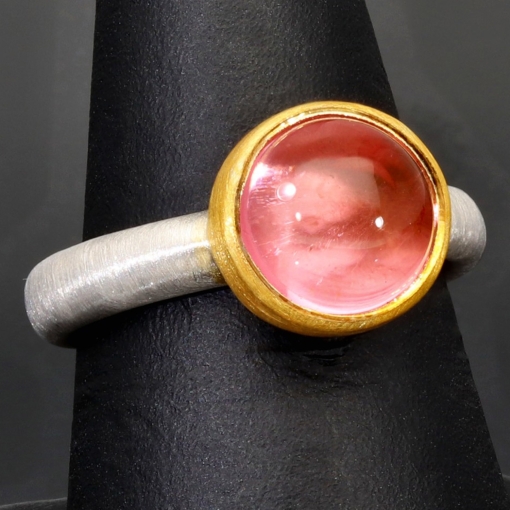 Ring für Damen aus edlem Sterling 925er Silber, halb mattiert und mit einem großen leuchtenden Quarz-Doubletten-Cabochon und vergoldeter Ringkrone - Ringgröße ca. 54