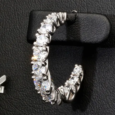 Trendige Creolen / Ohrringe aus 925er Silber, rhodiniert und poliert, besetzt mit funkelnden Zirkonia-Steinen (gesamt ca. 3,20 Karat) im Brillantschliff