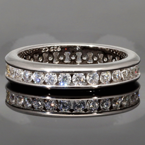 Funkelnder Memory-Ring mit 28 brillantgeschliffenen Zirkonia (Diamant-Imitation ca. 0,84ct) – 925 Sterling Silber rhodiniert und poliert- RG 53
