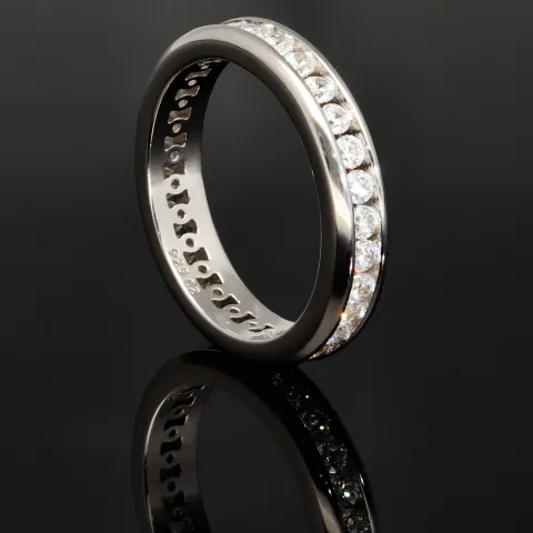Funkelnder Memory-Ring mit 28 brillantgeschliffenen Zirkonia (Diamant-Imitation ca. 0,84ct) – 925 Sterling Silber rhodiniert und poliert- RG 53
