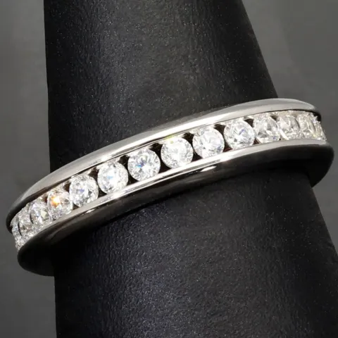 Funkelnder Memory-Ring mit 28 brillantgeschliffenen Zirkonia (Diamant-Imitation ca. 0,84ct) – 925 Sterling Silber rhodiniert und poliert- RG 53
