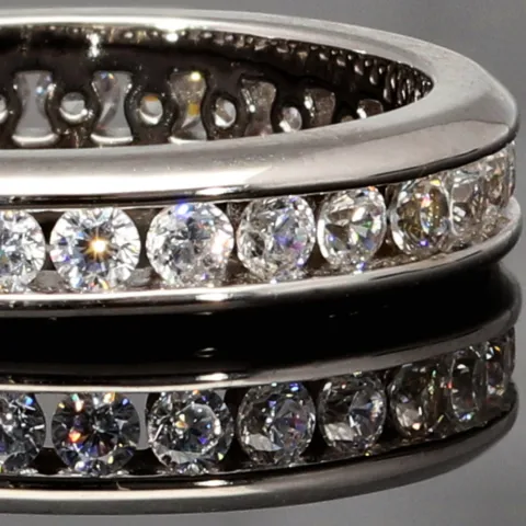 Funkelnder Memory-Ring mit 28 brillantgeschliffenen Zirkonia (Diamant-Imitation ca. 0,84ct) – 925 Sterling Silber rhodiniert und poliert- RG 53