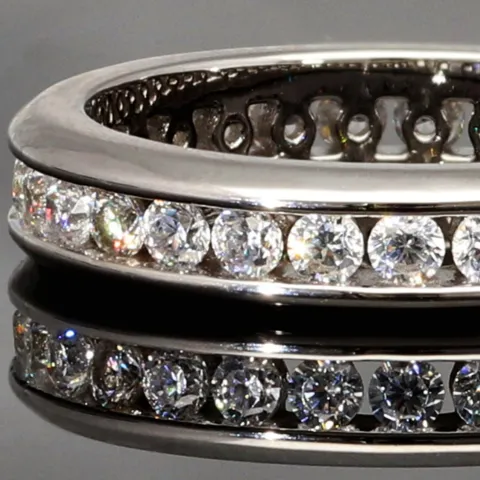 Funkelnder Memory-Ring mit 28 brillantgeschliffenen Zirkonia (Diamant-Imitation ca. 0,84ct) – 925 Sterling Silber rhodiniert und poliert- RG 53