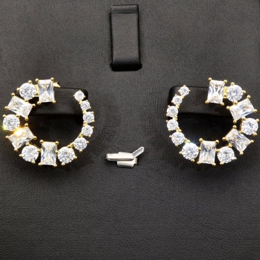 Exklusive Creolen in stilvollem Design aus vergoldetem 925 Sterling Silber mit 26 leuchtenden Zirkonia (im Schliffmix, Brillantschliff und Baguetteschliff)
