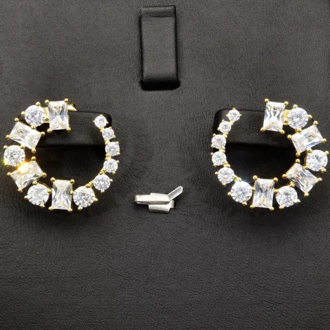 Exklusive Creolen in stilvollem Design aus vergoldetem 925 Sterling Silber mit 26 leuchtenden Zirkonia (im Schliffmix, Brillantschliff und Baguetteschliff)