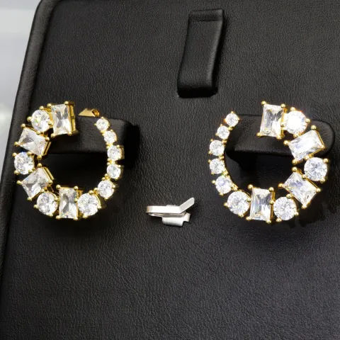 Exklusive Creolen in stilvollem Design aus vergoldetem 925 Sterling Silber mit 26 leuchtenden Zirkonia (im Schliffmix, Brillantschliff und Baguetteschliff)