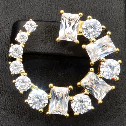 Exklusive Creolen in stilvollem Design aus vergoldetem 925 Sterling Silber mit 26 leuchtenden Zirkonia (im Schliffmix, Brillantschliff und Baguetteschliff)
