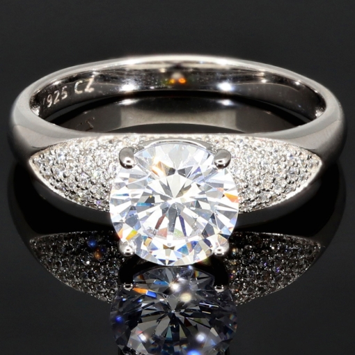 Edler Ring für Damen mit einem hochkarätigen Zirkonia im Brillantschliff (Diamantimitat) und vielen kleinen Zirkonia – 925er Sterling Silber, rhodiniert und poliert - RG ca. 60
