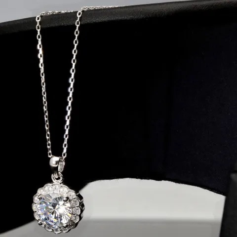 Feines Schmuckset aus 925er Sterlingsilber mit funkelndem Zirkonia im Brillantschliff (Diamantimitat) in Krappen gefasst