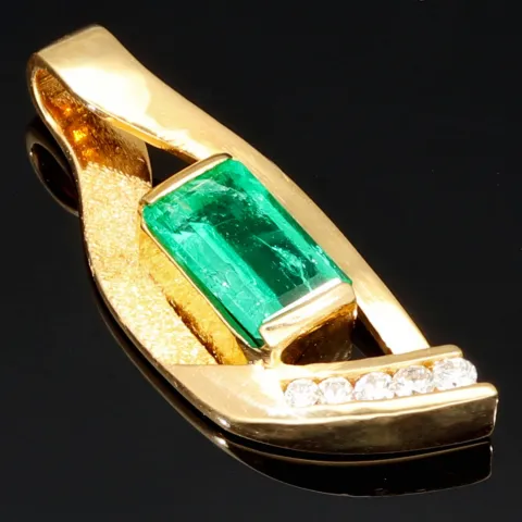 Außergewöhnlicher Smaragdanhänger in 18K / 750 Gold mit einem beeindruckenden kolumbianischen Smaragd von ca. 1 ct und 5 Diamanten (gesamt ca. 0,12 ct.)
