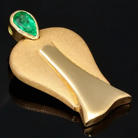 Stilvoller-Anhänger in Form eines Engels in Handarbeit in 750er (18K) Gelbgold hergestellt mit einem leuchtend tannengrünen kolumbianischen Smaragd in Tropfenform (ca. 0,25 ct.) geschliffen