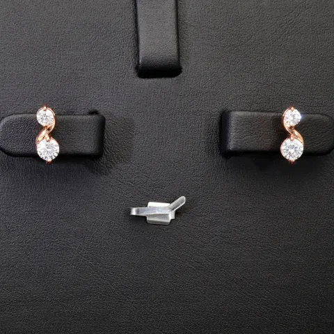 Ohrstecker mit stylischem Design aus rosévergoldetem 925er Sterlingsilber mit strahlendem Zirkonia (Diamantimitat, Brillantschliff)
