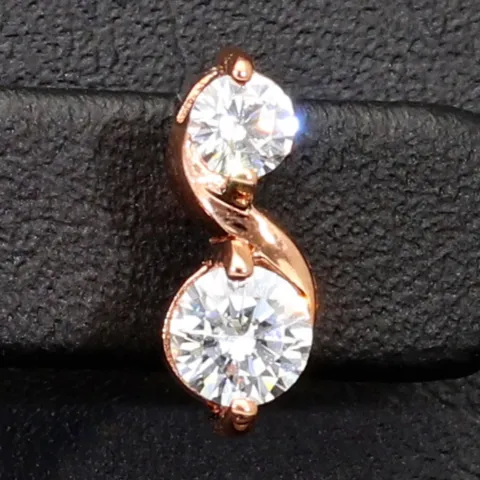 Ohrstecker mit stylischem Design aus rosévergoldetem 925er Sterlingsilber mit strahlendem Zirkonia (Diamantimitat, Brillantschliff)