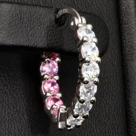 Trendige Creolen / Ohrringe aus 925er Silber, rhodiniert und hochglanzpoliert, veredelt mit weißen und rosa Zirkonia-Steinen im Brillantschliff (Diamantimitationen)