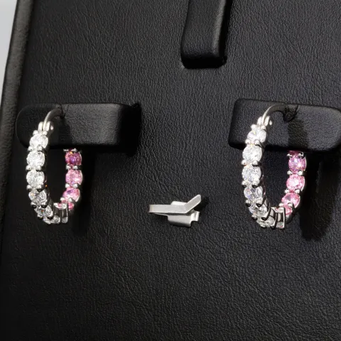 Trendige Creolen / Ohrringe aus 925er Silber, rhodiniert und hochglanzpoliert, veredelt mit weißen und rosa Zirkonia-Steinen im Brillantschliff (Diamantimitationen)