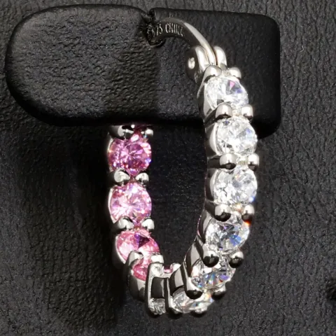 Trendige Creolen / Ohrringe aus 925er Silber, rhodiniert und hochglanzpoliert, veredelt mit weißen und rosa Zirkonia-Steinen im Brillantschliff (Diamantimitationen)