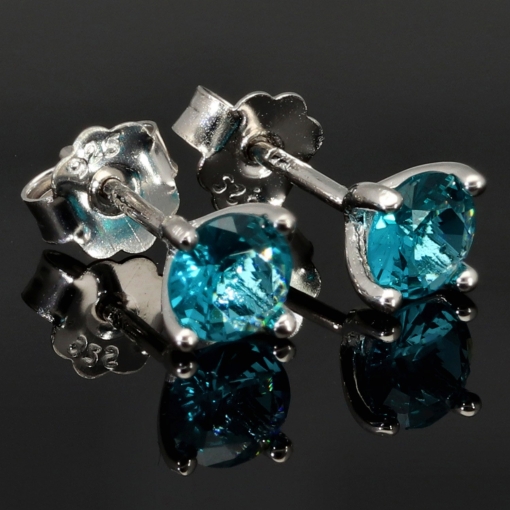 Exquisite Ohrstecker aus 925 Sterling Silber bestückt mit 2 größeren, leuchtenden blauen Zirkoniasteinen (Diamantimitationen) in Krappen gefasst