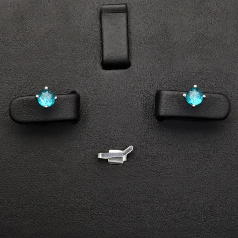 Exquisite Ohrstecker aus 925 Sterling Silber bestückt mit 2 größeren, leuchtenden blauen Zirkoniasteinen (Diamantimitationen) in Krappen gefasst