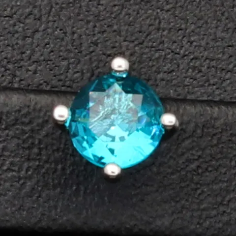 Exquisite Ohrstecker aus 925 Sterling Silber bestückt mit 2 größeren, leuchtenden blauen Zirkoniasteinen (Diamantimitationen) in Krappen gefasst