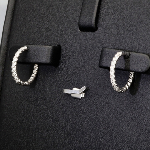 Mini Creolen / Ohrringe aus 925 Sterling Silber, rhodiniert und poliert veredelt mit leuchtenden Zirkonia-Steinen (Diamantimitationen) im Brillantschliff