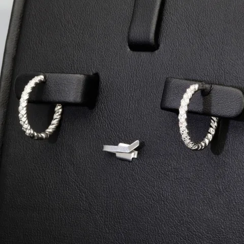 Mini Creolen / Ohrringe aus 925 Sterling Silber, rhodiniert und poliert veredelt mit leuchtenden Zirkonia-Steinen (Diamantimitationen) im Brillantschliff