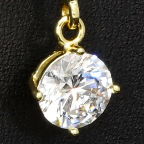 Hochwertig produzierte Ohrringe aus glänzendem 925er Sterling Silber, vergoldet und besetzt mit leuchtenden Zirkonia-Steinen im Brillantschliff (Diamantimitationen)