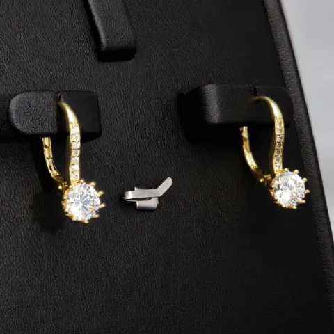 Ohrringe aus feinem 925er Silber, vergoldet und veredelt mit glitzernden Zirkonia-Steinen im Brillantschliff (Diamant-Imitation-Steine) in Krappen eingefasst– stilvoll, feminin und zeitlos schön