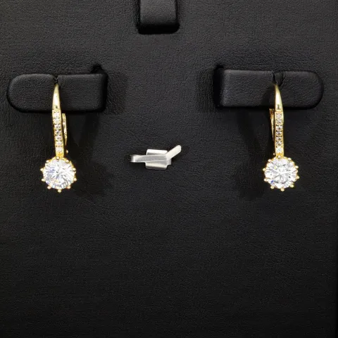 Ohrringe aus feinem 925er Silber, vergoldet und veredelt mit glitzernden Zirkonia-Steinen im Brillantschliff (Diamant-Imitation-Steine) in Krappen eingefasst– stilvoll, feminin und zeitlos schön