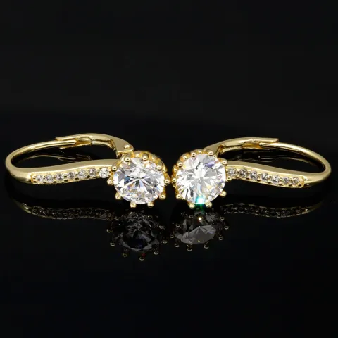 Ohrringe aus feinem 925er Silber, vergoldet und veredelt mit glitzernden Zirkonia-Steinen im Brillantschliff (Diamant-Imitation-Steine) in Krappen eingefasst– stilvoll, feminin und zeitlos schön