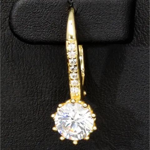 Ohrringe aus feinem 925er Silber, vergoldet und veredelt mit glitzernden Zirkonia-Steinen im Brillantschliff (Diamant-Imitation-Steine) in Krappen eingefasst– stilvoll, feminin und zeitlos schön