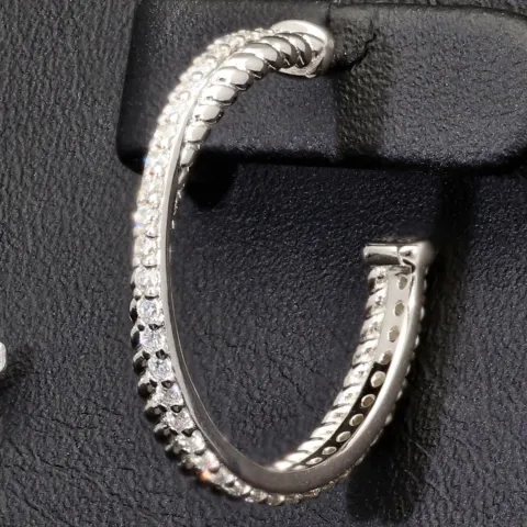 Glänzende Creolen / Ohrringe aus 925 Silber, rhodiniert und poliert, besetzt mit vielen, kleinen funkelnden Zirkonia-Steinen im Brillantschliff