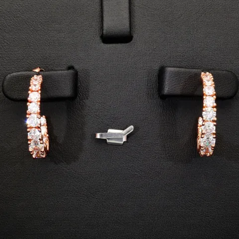 Glänzende Creolen / Ohrringe aus vergoldetem 925er Sterling Silber in außergewöhnlichem Design mit Zirkonia im Brillantschliff (Diamant-Imitationen)