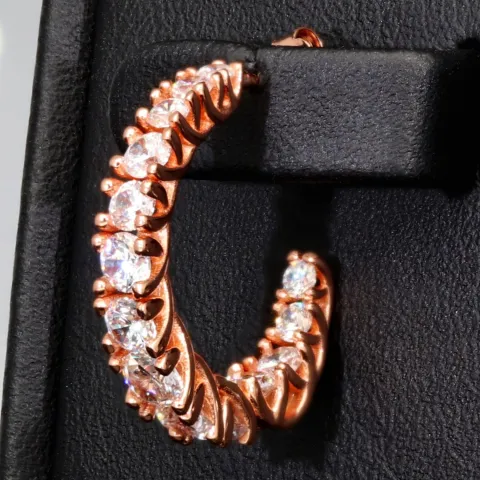 Glänzende Creolen / Ohrringe aus vergoldetem 925er Sterling Silber in außergewöhnlichem Design mit Zirkonia im Brillantschliff (Diamant-Imitationen)