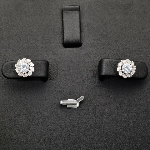 Fein gearbeitete Blumen-Ohrstecker aus 925er Silber mit funkelnden Zirkonia – filigran gearbeitet und stilvoll in Krappen gefasst