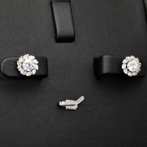 Fein gearbeitete Blumen-Ohrstecker aus 925er Silber mit funkelnden Zirkonia – filigran gearbeitet und stilvoll in Krappen gefasst