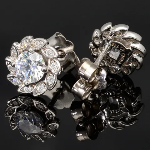 Fein gearbeitete Blumen-Ohrstecker aus 925er Silber mit funkelnden Zirkonia – filigran gearbeitet und stilvoll in Krappen gefasst