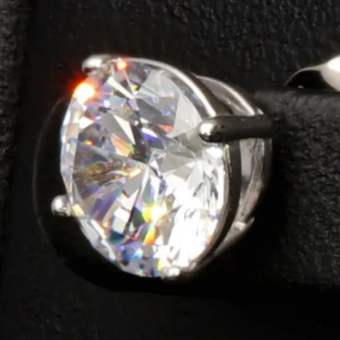 Glänzende Ohrstecker aus rhodiniertem 925er Sterling Silber, besetzt mit funkelnden Zirkonia (Diamantimitation) im Brillantschliff